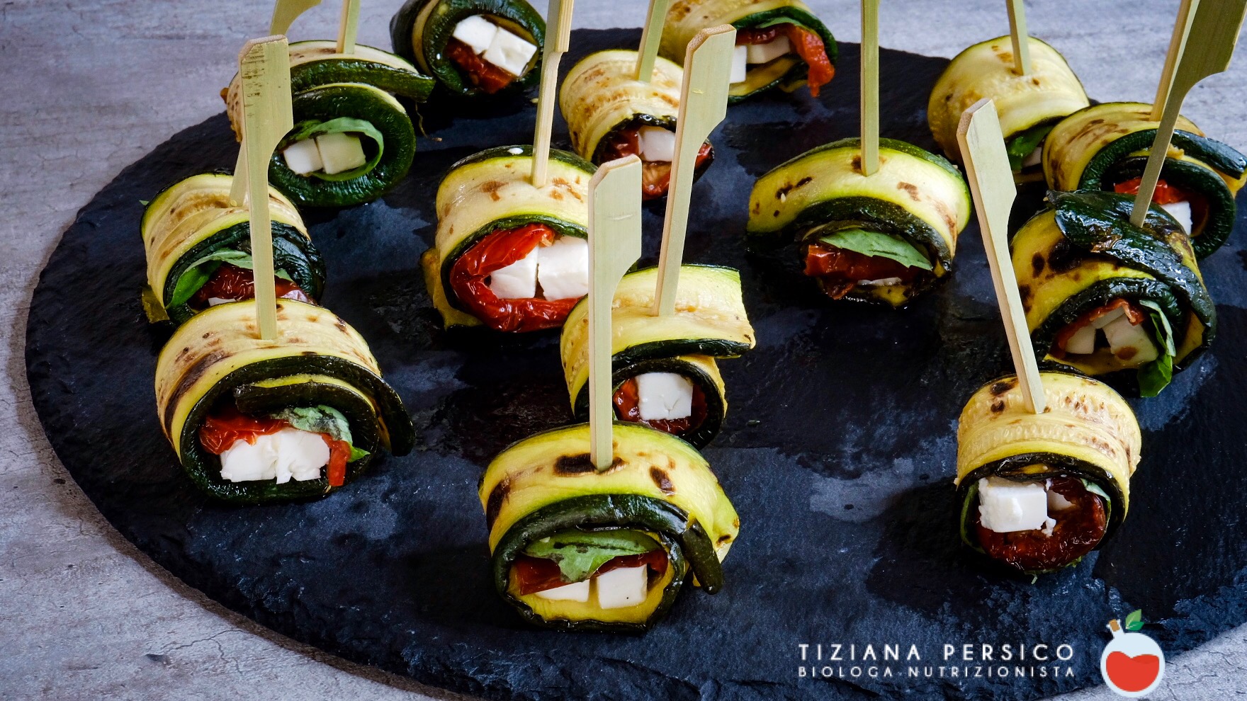 Scopri di più sull'articolo Rotolini di zucchine con pomodori secchi e feta
